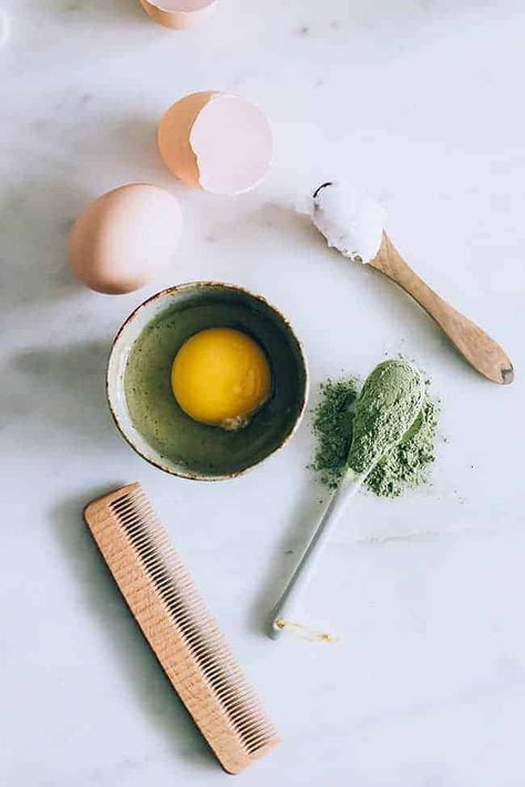 Use this matcha green tea hair mask to strengthen your hair, then follow it with a simple green tea rinse that eliminates dandruff and adds shine. Green Tea Hair Mask, Green Tea Hair, Hair Growth Mask Diy, Hair Mask For Dandruff, Green Tea For Hair, Hair Mask Diy, Face Mask For Pores, Healthy Shiny Hair, Diy Hair Masks