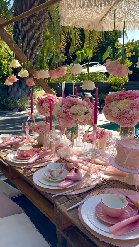 Sweet 16 Decorations Backyard, Simple Floral Decor Party, Floral Party Theme Table Decorations, Pink Table Birthday, 30th Birthday Picnic Ideas, Birthday Brunch Party Decorations Color Schemes, Pink Flower Table Decor, Garden Cocktail Party Decorations, Garden Theme Brunch