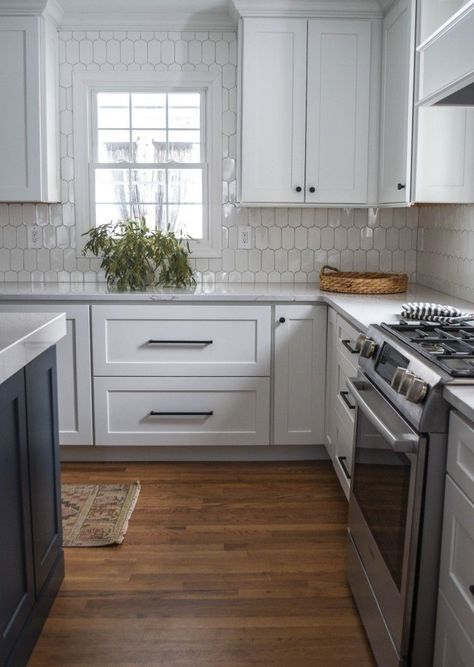 white kitchen with black hardware and wood floors White Kitchen With Black Hardware, Kitchen With Black Hardware, Cambria Quartz Kitchen Countertops, Model Dapur, Kitchen Suite, Refacing Kitchen Cabinets, Kabinet Dapur, Quartz Kitchen Countertops, Timeless Kitchen