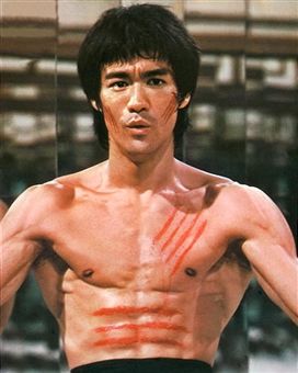 American martial arts star Bruce Lee (1940 - 1973) stars in 'Enter the Dragon', directed by Robert Clouse, 1973. Bloody scratches cover his chest and face. Bruce Lee Workout, Bruce Lee Pictures, Bruce Lee Martial Arts, Martial Arts Instructor, Bruce Lee Quotes, Bruce Lee Photos, Jeet Kune Do, The Big Boss, Brandon Lee