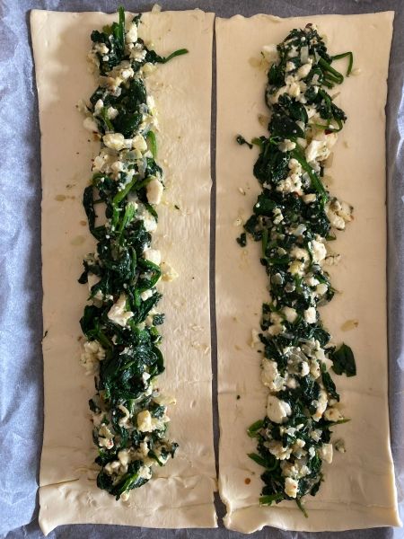 Spinach Feta Puff Pastry, Sausage Roll Pastry, Feta Puff Pastry, Puff Pastry Rolls, Kale Feta, Feta Pie, Pastry Rolls, Spinach Puff Pastry, Spinach Puff