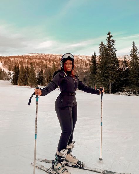 For A Chic Scandinavian Vacation, Head For Åre in Sweden Like Lydia Dinga - Lydia Dinga, Scandinavian Vacation, Vintage Skirt Outfit, Girls Ski Trip, Ski Fits, Snow Fits, Ski Trip Outfit, Ski Pictures, Skiing Aesthetic