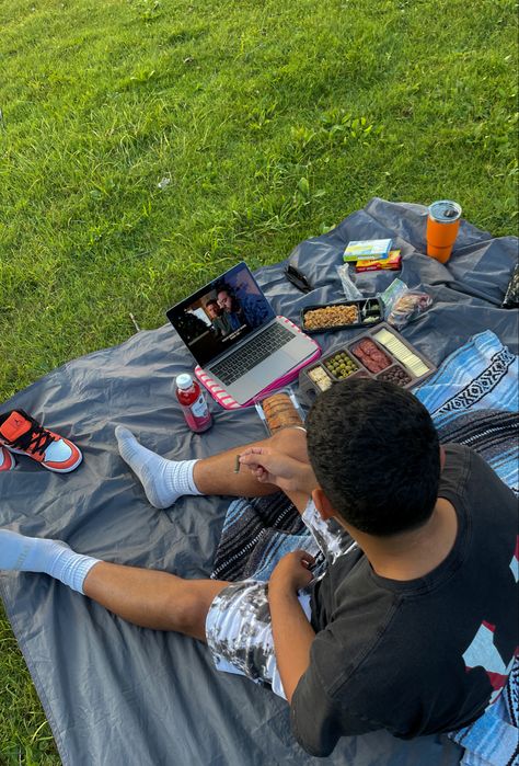 Cute Park Date Ideas, Picnic Date With Boyfriend, Theme Park Date, Picnic Park, Couple Picnic Date, Theme Park Date Aesthetic, Park Date Ideas, Park Date Aesthetic, Picnic Dates Couples