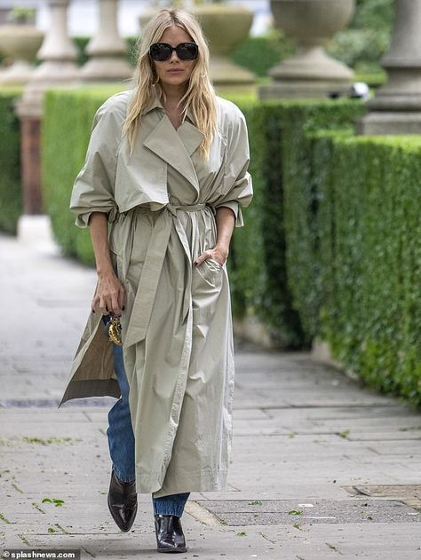 Siena Miller, Sienna Miller Style, Minimal Chic Style, Black Tie Attire, Winter Styling, Style Rut, Blue Mom Jeans, Zara Outfit, Effortless Outfit