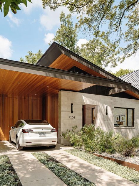 A fabulous contemporary dream home created for empty nesters in Texas Modern Carport Ideas, Modern Carport, Modern Window Design, Carport Ideas, Stucco Siding, Front Facade, Wood Cladding, Stone Siding, One Story Homes