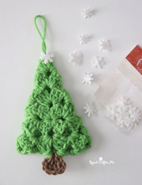 Crochet Granny Square Evergreen Trees - Repeat Crafter Me Crochet Christmas Trees Pattern, Crochet Christmas Ornaments Free, Crochet Ornament Patterns, Christmas Crochet Patterns Free, Crocheted Christmas, Crochet Tree, Repeat Crafter Me, Crochet Xmas, Confection Au Crochet