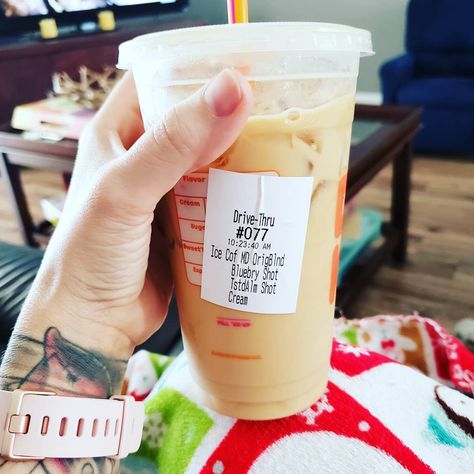 Following the keto diet but want to order drinks from Dunkin'? Check out these keto-friendly order ideas straight from Instagram. Dunkin Donuts Iced Coffee Order Blueberry, Low Carb Dunkin Donuts Iced Coffee, Keto Dunkin Donuts Coffee Iced, Dunkin Keto Iced Coffee, Dunkin Donuts Iced Coffee Order Healthy, Keto Dunkin Donuts Coffee, Low Calorie Dunkin Donuts Iced Coffee, Dunkin Donuts Iced Coffee Order Ideas, Dunkin Iced Coffee Order