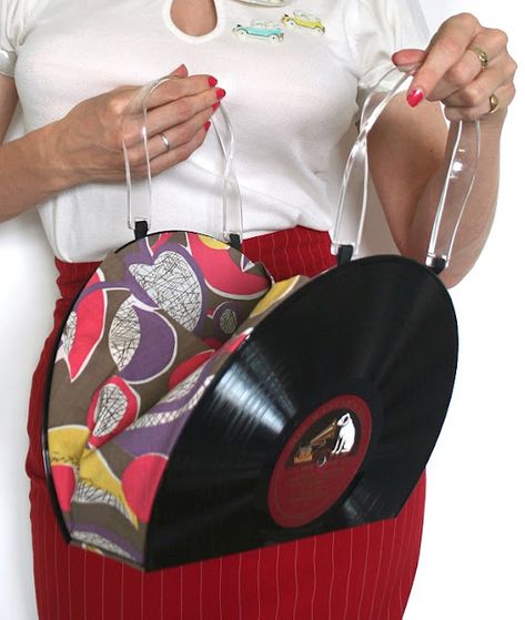 What a kicky-funky awesome idea for those old scratched up albums!  Love this! Record Purse, Diy Record, Record Bag, Vinyl Record Crafts, Record Crafts, Old Records, Sac Diy, Purse Tutorial, Diy Purse