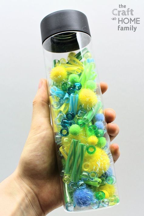 Pom Pom Sensory Bottle, Diy Sensory Toys, Indoor Toddler Activity, Diy Sensory, Rain Sticks, Sensory Bottle, Infant Sensory Activities, Easy Toddler Crafts, Sensory Bags