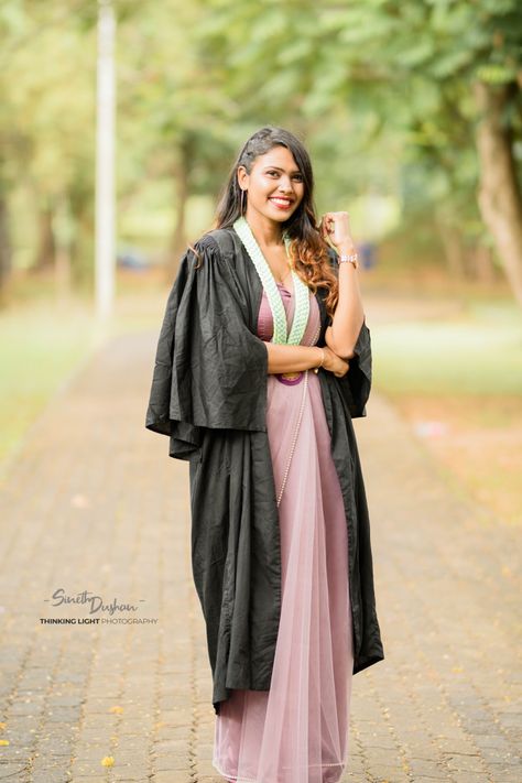 Saree Graduation Look, Convocation Saree Ideas Graduation, Graduation Outfit Ideas Indian, Graduation Saree Ideas, Convocation Saree Ideas, Convocation Poses, Convocation Saree, Graduation Saree, Outfits Selfie