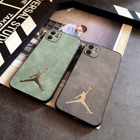 MAIN FEATURES: Introducing the Jordan Flyman Phone Case for iPhone, the perfect accessory to showcase your love for style and sports. Designed in collaboration with the iconic Jordan brand, this phone case combines sleek aesthetics with reliable protection, ensuring your iPhone stays safe and looking cool.Crafted with precision and attention to detail, the Jordan Flyman Phone Case boasts a slim and lightweight profile that complements the sleek design of your iPhone. It is specifically designed to fit snugly around your device, providing full access to all buttons, ports, and camera functions without compromising usability.The case is made from high-quality materials that offer superior durability and protection against everyday bumps, scratches, and minor drops. Its shock-absorbent proper Male Phone Cases, Basketball Street Style, Jordan Phone Case, Iphone Cases For Men, Phone Cover For Men, Phone Cases For Men, Basketball Street, Air Jordan Logo, Male Accessories