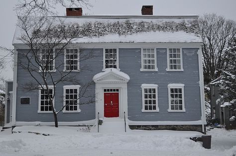 Blue house with red door. ,love the look...love the color, love the style of house....very neat Farmhouse Colonial Exterior, House Exterior Colors Blue, Red Door House, Red Doors, Colonial House Exteriors, House Paint Color Combination, Exterior House Paint Color Combinations, Colonial Exterior, House Exterior Colors