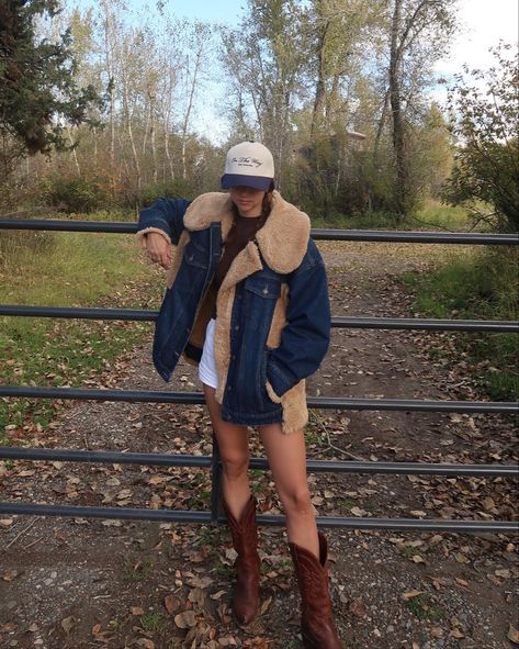 Country Bumpkin Outfits, Beth Dutton Inspired Outfits, Winter Farm Outfit, Rustic Outfits For Women, Cowgirl Style Outfits Winter, Cabin Outfit Fall, Cold Western Outfit, Modern Cowgirl Outfits, Cabin Outfit