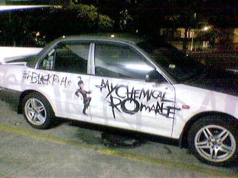 My Chemical Romance car Emo Painting Ideas On Canvas, Billy Joe Armstrong, Emo Band Memes, Emo Things, The Black Parade, Mcr Memes, Emo Trinity, Emo Memes, I Love Mcr