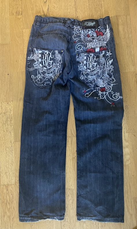 Mens Y2k Pants, Embroidered Baggy Jeans, Y2k Jean Pockets, Graphic Jeans Y2k, Y2k Bleached Jeans, Baggy Jeans With Design, 2000s Baggy Jeans, Pretty Streetwear, Baggy Y2k Jeans