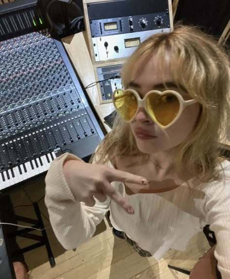 Sabrina Carpenter Smile, Psychology Student, Girl Meets World, Day In The Life, American Singers, Sabrina Carpenter, Spotify Song, New Music, Favorite Celebrities