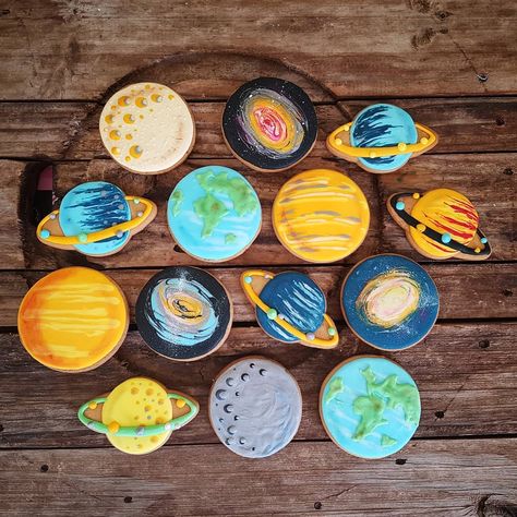 Solar system planet cookie Galaxy Treats, Planet Cookies, Space Cookies, Galaxy Cookies, Galaxy Cake, Cookies Ideas, Iced Biscuits, Third Birthday Party, Space Birthday Party