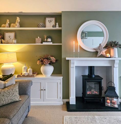 Melody Maison - Cosy living room vibes from... Cozy Living Rooms Cottage, Cottagecore Aesthetic Living Room, Cosy Cottage Living Room, Family Sitting Room, Living Room Vibes, White Wall Mirror, Cottage Lounge, Cottage Style Living Room, British Homes