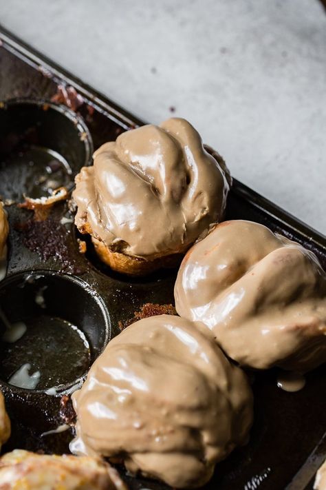 Maple Glazed Cinnamon Butterflake Rolls are the easiest way to make a pretty dinner roll for guests and it tastes like a mix between a #cinnamonroll and a homemade #maple bar #donut! ohsweetbasil.com Butterflake Rolls, Yummy Pastries, Pretty Dinner, Rhodes Rolls, Frozen Dinner Rolls, Frozen Dinner, Maple Bars, Autumn Baking, Drink Recipies