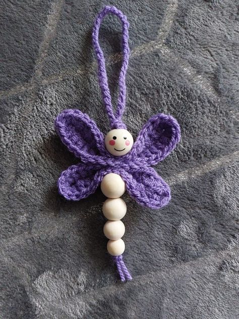 Patrons crochet gratuits en français | 1ere libellule apres les petites chenilles...😊 | Facebook Chenille Amigurumi Crochet, Dragonfly Pattern Crochet, Chenille Crochet, Dragonfly Crochet Applique, Crochet Dragonfly Keychain Pattern, Crochet Small Butterfly, Beau Crochet, Crochet Videos, Crochet Motif