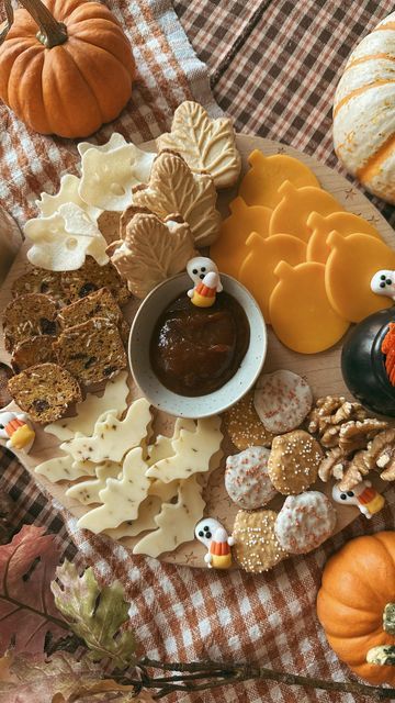 Halloween Charcuterie Board Aesthetic, Charcuterie Board Spooky, Halloween Board Night, Haunted Mansion Charcuterie Board, Halloween Brunch Decorations, Spooky Cheese Board, Halloween Hosting Ideas, Autumn Decor Kitchen, Autumn Charcuterie Board