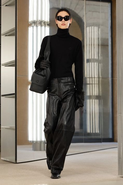 Leather Couture, Fall 2023 Ready To Wear, Leather Pants Outfit, Classic Skirts, 2023 Ready To Wear, Elegant Attire, Outfit Inspiration Fall, Next Clothes, Winter 2023