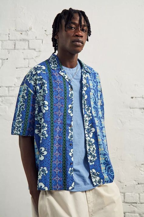 Hawaiian Shirt Outfit Mens, Hawaiian Shirt Outfit, Blue Hawaiian Shirt, Tropical Shirt, Hawaiian Pattern, Urban Outfitters Men, Blue Hawaii, Tropical Shirts, Blue Hawaiian