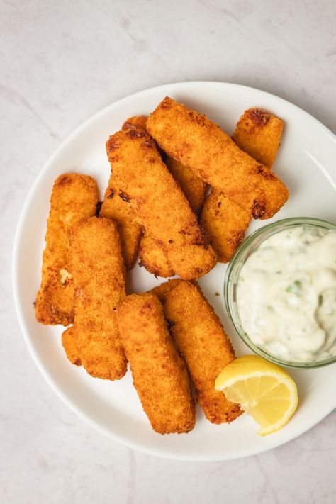 Air Fryer Frozen Fish Sticks (Fish Fingers) Air Fryer Cod Recipe, Air Fryer Fish Recipes, Frozen Fish, Fish Fingers, Honey Garlic Salmon, Homemade Tartar Sauce, Fish Finger, Fish Sticks, Cod Recipes