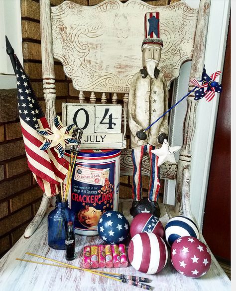 Gorgeous Farmhouse Cottage Style American Patriotic Decor with Primitives and thrifted junk finds Patriotic Porch Decor, Farmhouse 4th Of July, Patriotic Porch, Americana Crafts, Yellow Brick Home, Gorgeous Farmhouse, Vintage Patriotic, American Flag Decor, Independence Day Decoration