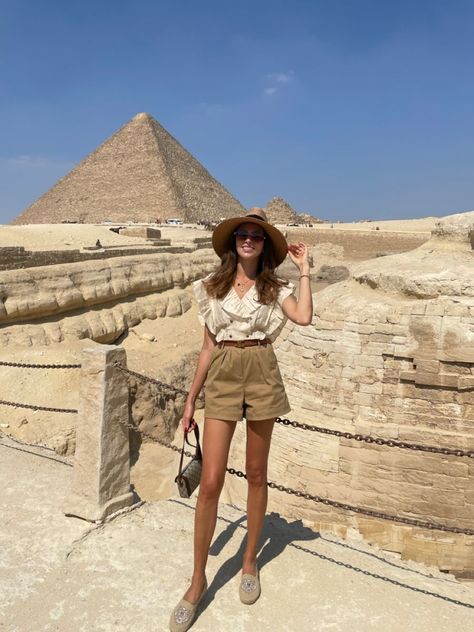 Dubai Dessert Outfits Ideas, Egypt Trip Outfit, Egypt Tourist Outfit, Egypt Holiday Outfits, Dahab Egypt Outfits, Egypt Vacation Outfit, Egypt Outfit Ideas, Egypt Aesthetic Outfits, Safari Aesthetic Outfit