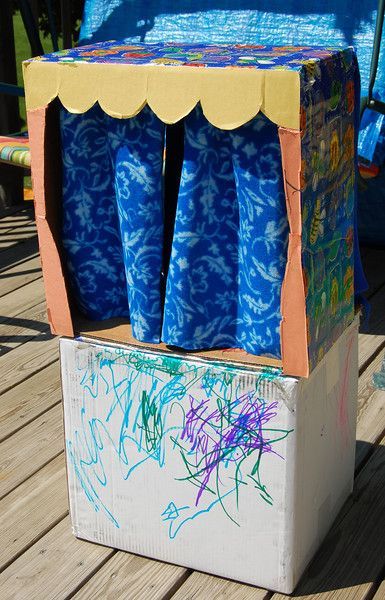 Cardboard puppet show stage. Site has lots of other ideas to make from a cardboard box, too! Fun! (and thrifty!) Bible Toys, Cardboard Puppet, Diy Puppet, Puppet Stage, Indoor Crafts, Ikat Bag, Puppet Theatre, Cardboard Box Crafts, Cardboard Toys