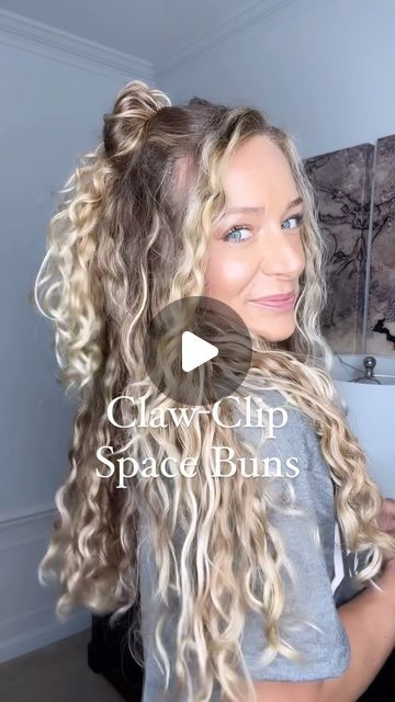 Mini Space Buns, Curly Space Buns, Space Buns Tutorial, Buns Tutorial, Mini Bun, Space Buns, Claw Clip, Bun Hairstyles, Summer Hairstyles