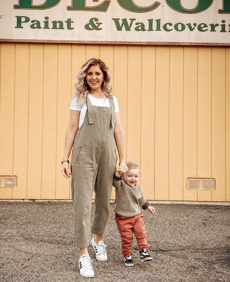 Boho Maternity Outfits Summer, Pregnant Romper Outfit, Maternity Overalls Outfit Summer, Maternity Outfits Overalls, Maternity Dungarees Outfit, Hipster Maternity Outfits, Maternity Overalls Photoshoot, Maternity Outfits Pants, Maternity Romper Outfit