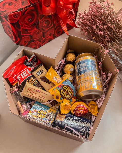 Caja en forma de corazón. Dulces y arreglos de regalo. Regalos personalizados. San Valentin Ideas Regalos Novio, Surprise Boyfriend, Jojo Siwa, Painted Boxes, Diy Birthday Gifts, Diy Birthday, Graduation Gifts, Gifts For Friends, Gift Box