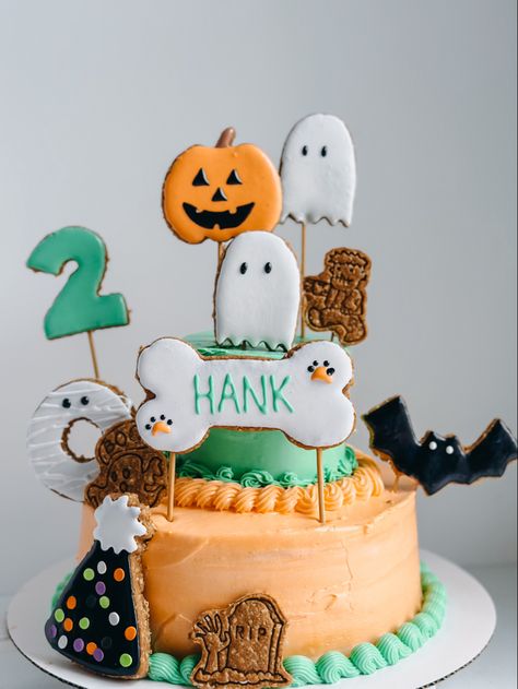 #halloween #dogbirthdaycake #halloweendog #halloweenfordogs #birthdayfordog Halloween Themed Dog Birthday Party, Dog Parties, Dog Bday, Wiggles Cake, Dog Cake Recipes, Dog First Birthday, Halloween First Birthday, Halloween Birthday Cakes, Pet Decor