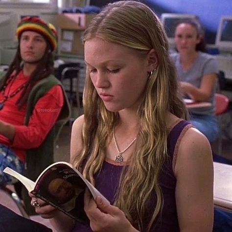 Sr Y Sra Smith, Kat Stratford, Angry Girl, Julia Stiles, 10 Things I Hate About You, Woman Reading, Reading A Book, Tv Girls, Girl Reading