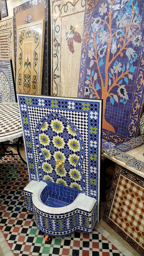 Cerâmicas de Fez, Marrocos | Viaje Comigo Moroccan Fountain, Morocco Style, Decor Furniture, Home Decor Furniture, Morocco, Furniture Decor, Tap, Mosaic, Patio