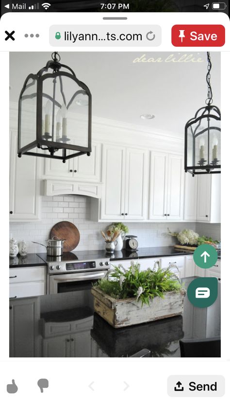 White Cabinets Black Countertops, Kitchen Colours, Spanish Interior, Kitchen Design Styles, Kitchens Design, Kitchen Hood, Black Countertops, Farmhouse Kitchen Island, Apartment Decoration