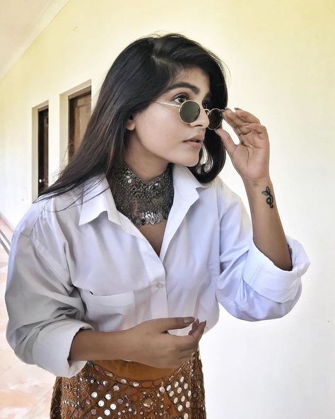 Bollywood College Outfit, Alt Indian Fashion, Skirt Shirt Indian Outfit, Bollywood Skirt Outfit, Mumbai Girl Aesthetic, Indian Fashion Bloggers, Indian Dress Up, Desi Fashion Casual, Simple Summer Outfits