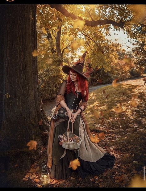 Harvest Witch, Steampunk Witch, Medieval Witch, Witches Night Out, Ren Faire Outfits, Witch Photos, Ren Faire Costume, Hot Halloween, Autumn Witch