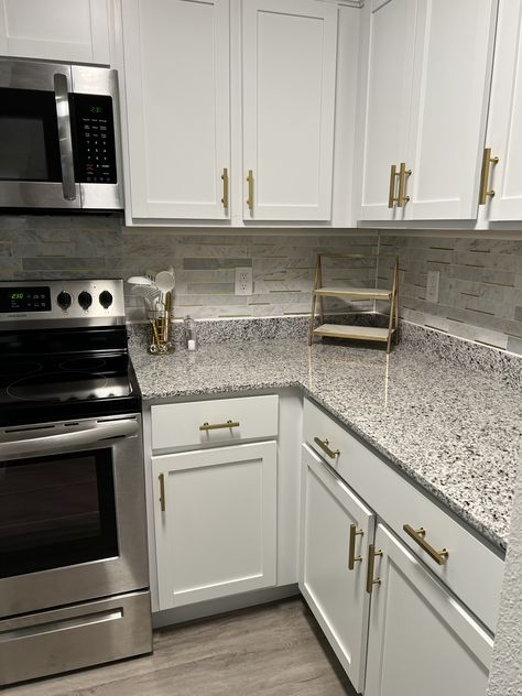 Kitchen Backsplash Ideas With Marble Countertops, Small Kitchen Granite Countertops, Kitchen White Cabinets Granite Counter, Kitchen Ideas With Granite Countertops, Speckled Granite Countertops Kitchen, Gray Granite Countertops Kitchen, Granite Modern Kitchen, Luna Pearl Granite Countertops, Grey Granite Countertops Kitchen