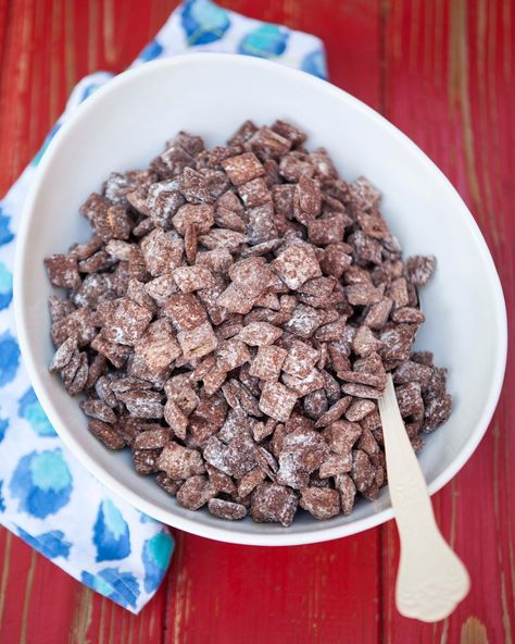 Party Recipe: Dark Chocolate Nutella Puppy Chow Recipe, Nutella Puppy Chow, Puppy Chow Cookies, Recipe Oatmeal, Nutella Mug Cake, Chocolate Chex, Puppy Chow Recipes, Chewy Granola Bars, Chewy Granola