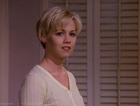 80s Pixie Cut, Jenny Garth, Kelly Taylor, Dallas Tv Show, Jason Priestley, Jennie Garth, Beverly Hills 90210, Super Short Hair, Shoulder Length Hair