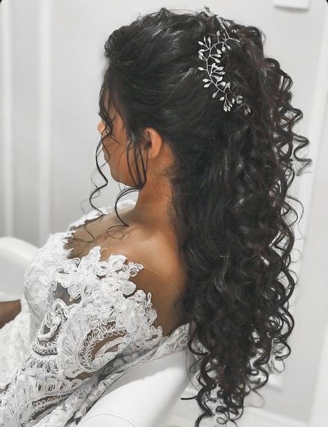 Bride Hairstyles Curly Hair, Natural Curly Wedding Hair, Curly Bridal Hair, Natural Hair Wedding, Wavy Wedding Hair, Curly Wedding Hair, Curly Hair Photos, Quinceanera Hairstyles, Bridal Hair Updo