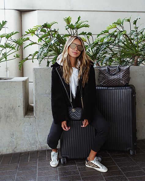 4.7m Followers, 817 Following, 5,766 Posts - See Instagram photos and videos from JULIE SARIÑANA (@sincerelyjules) Travel Outfit Winter, Sincerely Jules Style, Golden Goose Sneakers Outfit, Golden Goose Outfit, Winter Travel Outfit, Goose Sneakers, Sincerely Jules, Golden Goose Sneakers, Outfit Winter