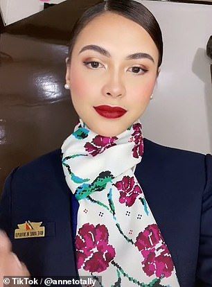 Flight Attendant Make Up Look, Flight Attendant Hair Styles, Airhostess Makeup Look, Cabin Crew Makeup Tutorial, Emirates Cabin Crew Makeup, Cabin Crew Makeup, Flight Attendant Makeup, Flight Attendant Course, Flight Attendant Hair