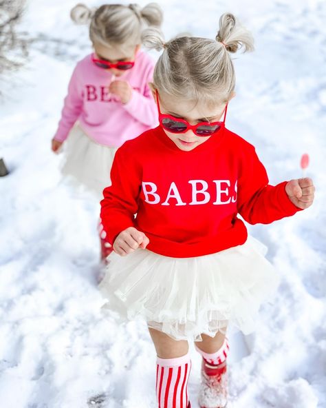 Memphis Outfits, Baby Boy Valentine Pictures, Toddler Valentine Outfits, Outfit Ideas Preppy, Vivi Fashion, Girls Valentines Outfit, Valentine Mini Session, Picture Day Outfits, Sisters Photoshoot Poses