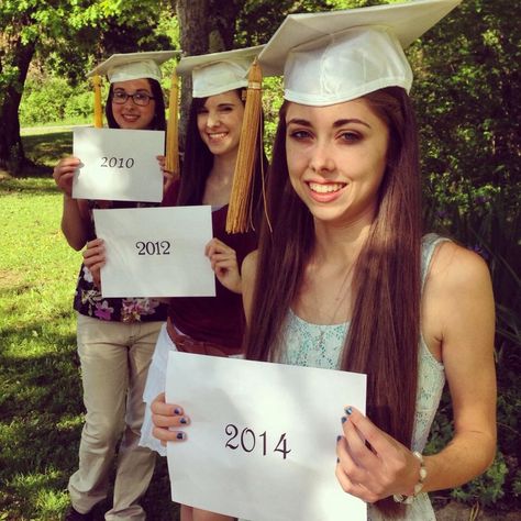 Graduation Pictures With Younger Sibling, Siblings Graduation Photo Ideas, Senior Picture Ideas With Siblings, Sibling Graduation Pictures Photo Ideas, Graduation Pictures With Siblings, Sibling Graduation Pictures, Graduation Ideas College, College Graduation Picture Ideas, Gown Photoshoot