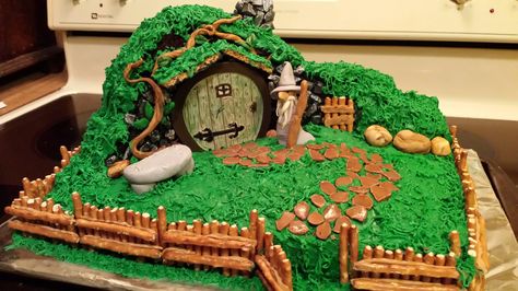 Lord Of The Rings Gingerbread House, Hobbit Gingerbread House, Shrek Gingerbread House, Charlie And The Chocolate Factory Crafts, Hobbit Cake, Gingerbread Contest, Gingerbread Competition, Dessert Favorites, Lotr Party