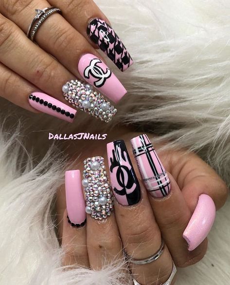 Chanel Houndstooth, Chanel Nail Art, Chanel Nails Design, Pink And Black Nails, Stilleto Nails Designs, Gucci Nails, Gold Acrylic Nails, Designer Nails, Long Square Nails